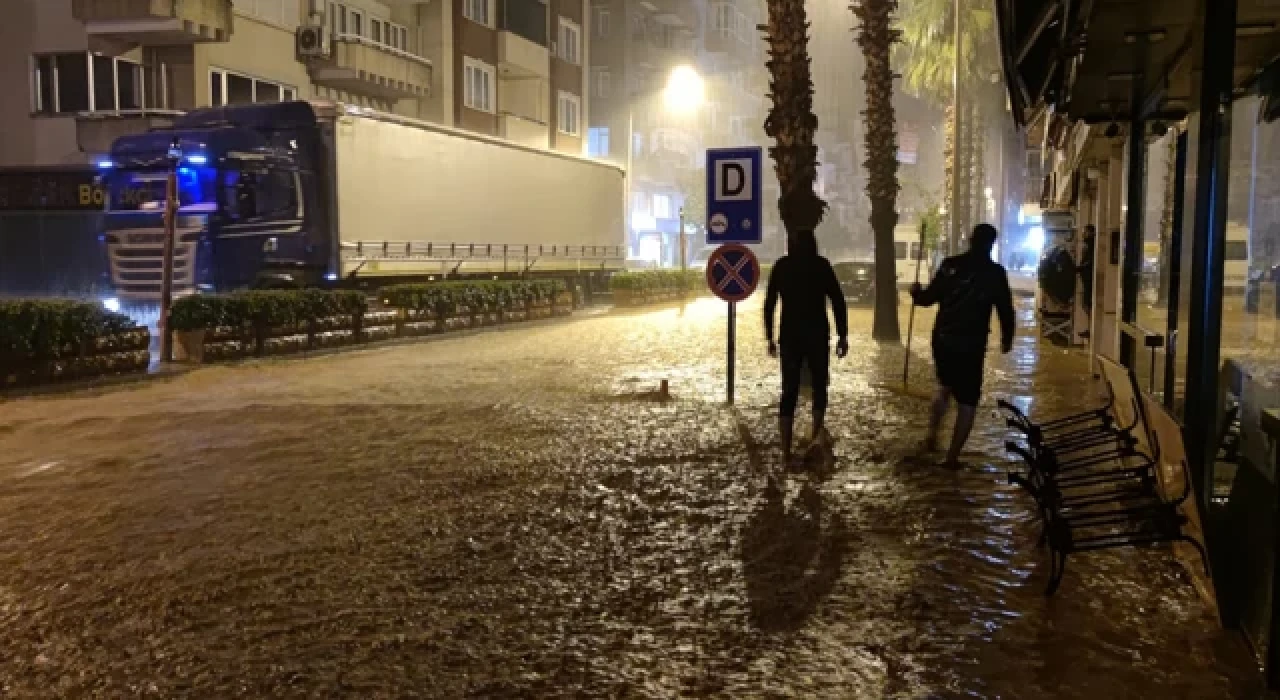 Antalya’da Kumluca ve Finike sele teslim! Okullar tatil edildi