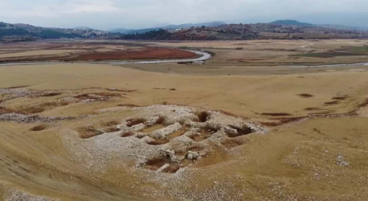 Baraj suları çekilince 1500 yıllık hamam ve kilise kalıntıları ortaya çıktı