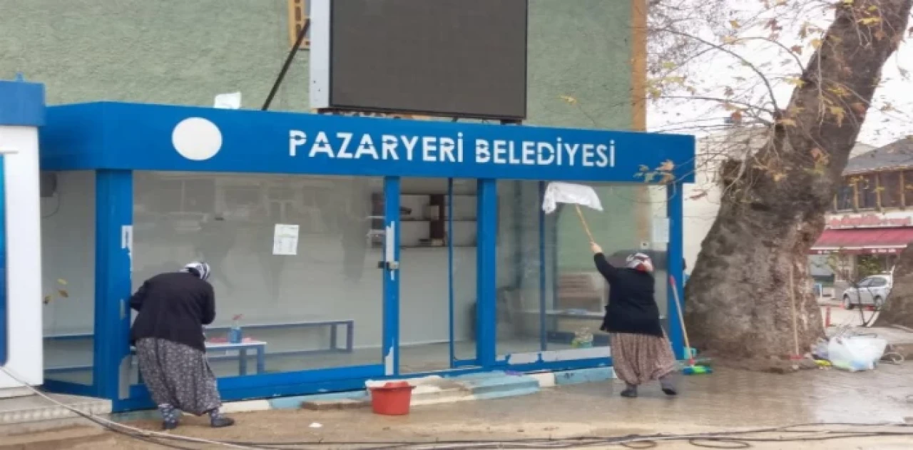 Bilecik Pazaryeri’nde kapalı minibüs durakları temizleniyor