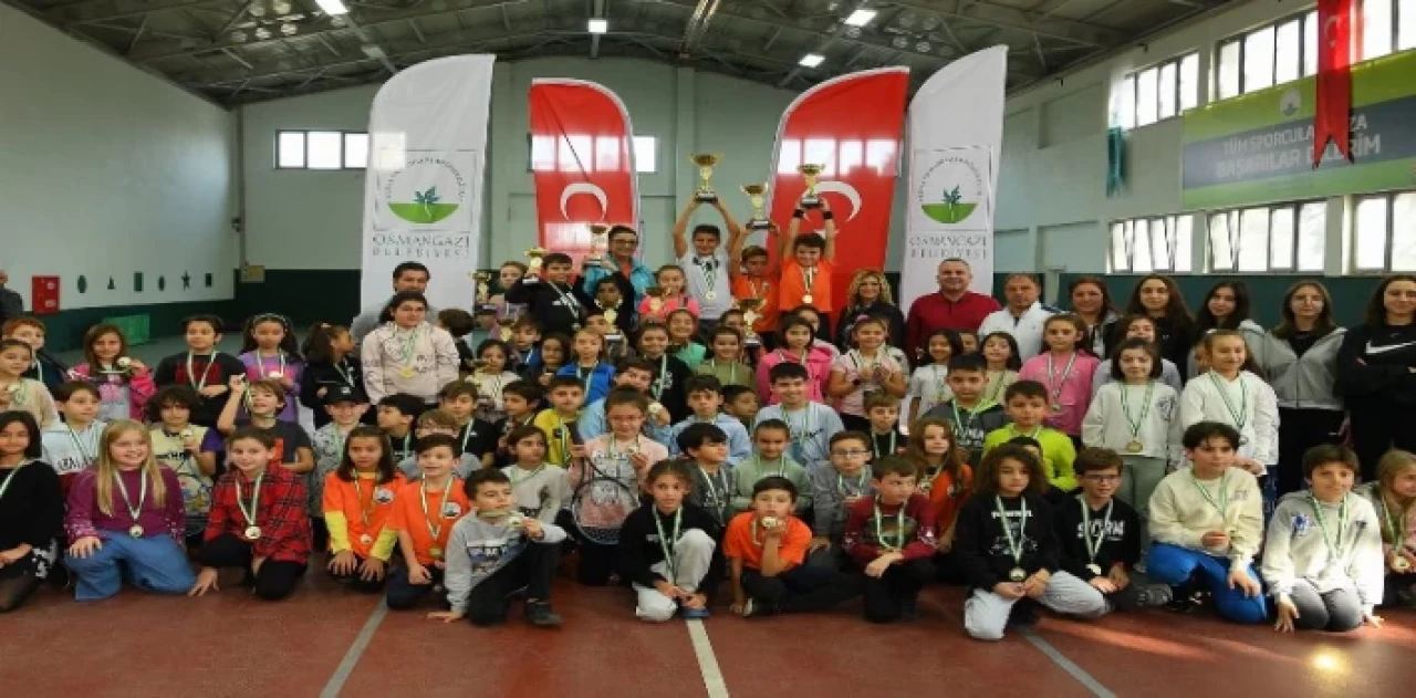 Bursa Osmangazi’de tenis tutkunları performanslarını sergiledi