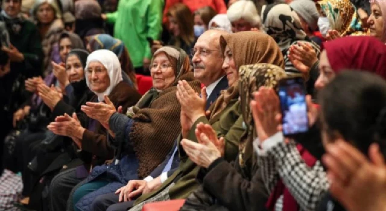 CHP'nin etkinliğinde konuşan kadınlar kürsüye ellerinde ekmek, süt ve bebek beziyle çıktı