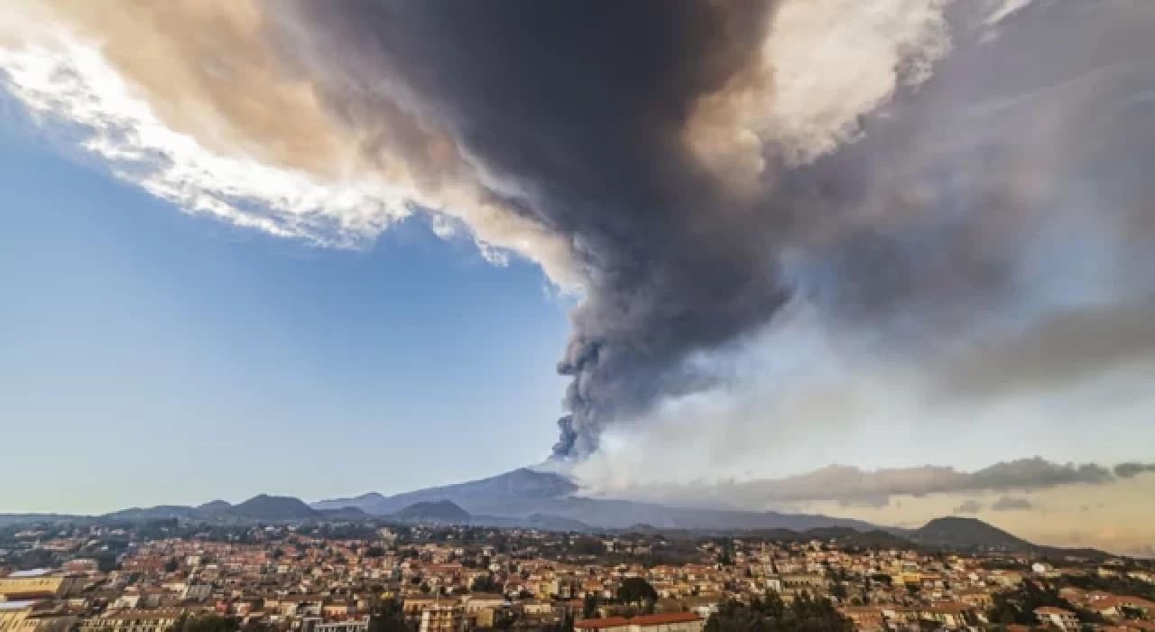 Etna Yanardağı yeniden faaliyete geçti