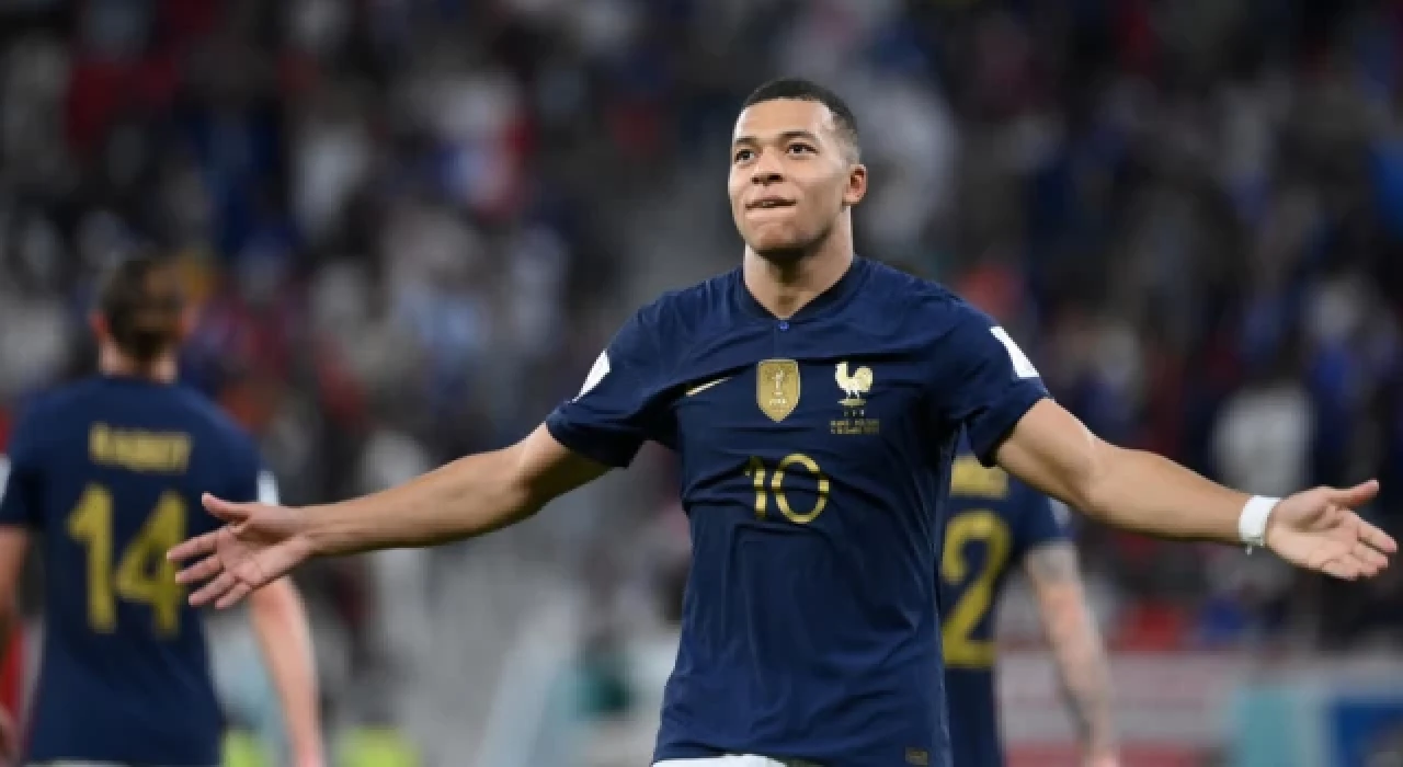 Fransız futbolcu Mbappe, alkollü içki logosu önünde poz vermeyi reddetti