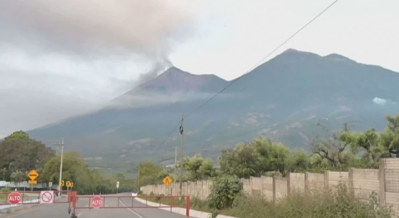 Guatemala'da Fuego Yanardağı lav püskürttü: Uçuşlar iptal edildi