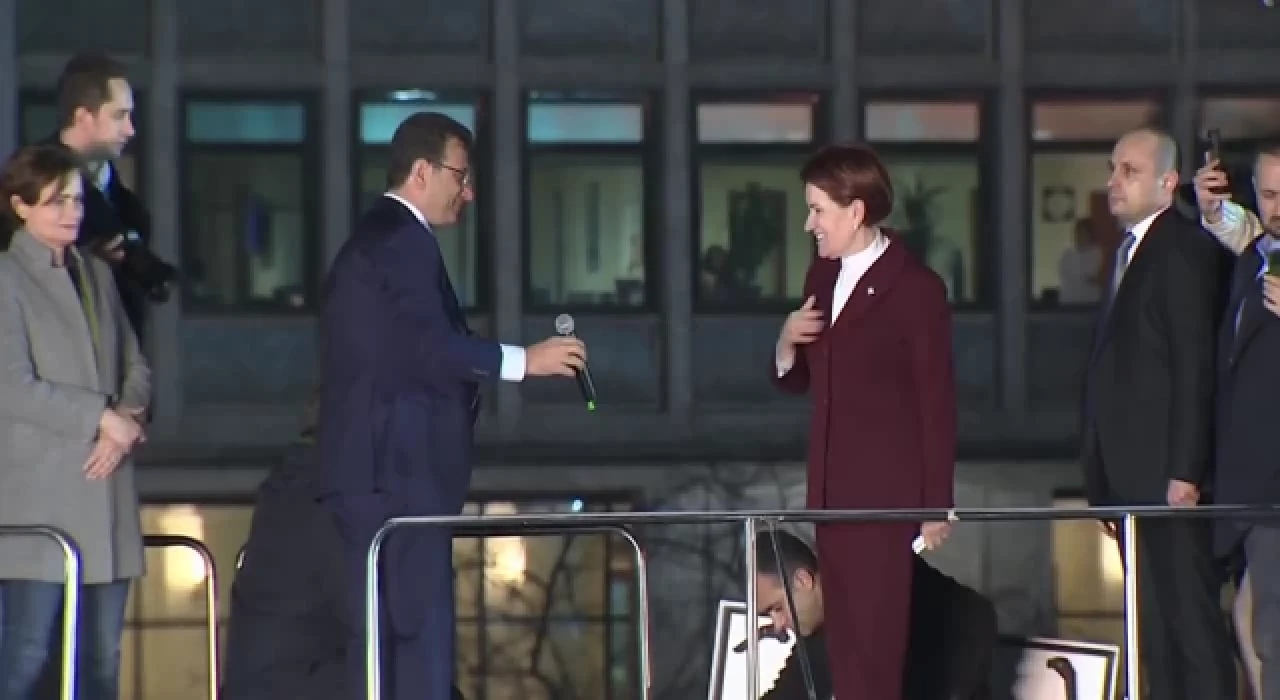 Ekrem İmamoğlu  Meral Akşener ile kürsüye çıktı