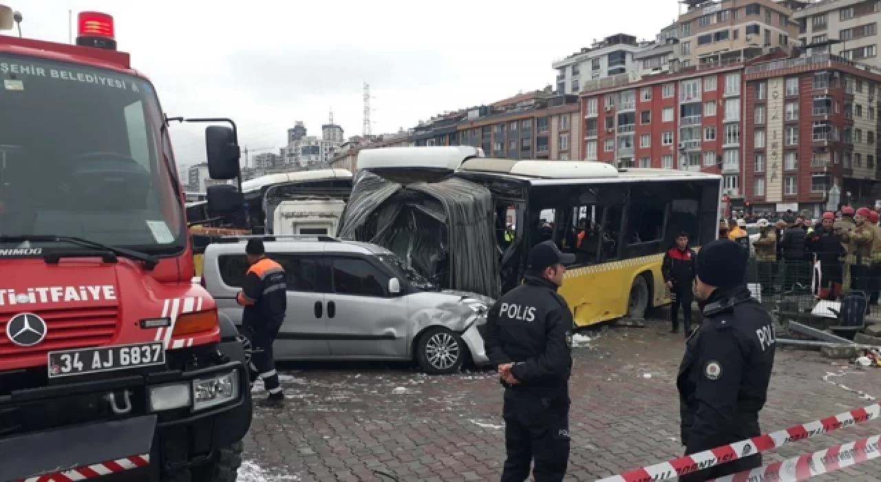 İstanbul'da tramvay otobüsle çarpıştı