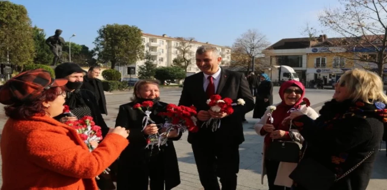 Kocaeli Gölcük’te Başkan Yıldırım’dan kadınlara karanfil