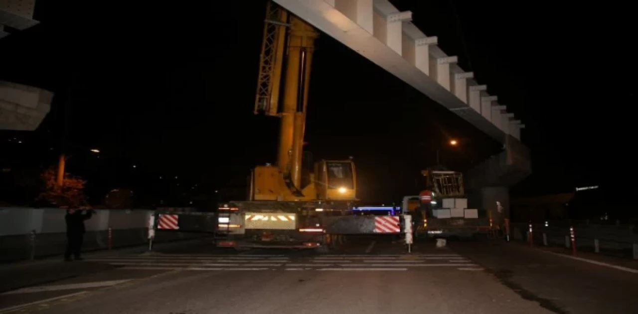 Kocaeli’de Kuruçeşme tramvay köprüsü kiriş montajında