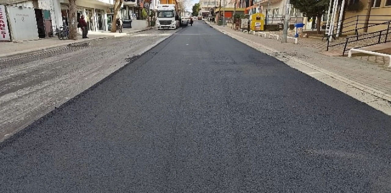 Körfez Fatih Mahallesi İstiklal Caddesi’nde Asfalt Serimi Yapılıyor