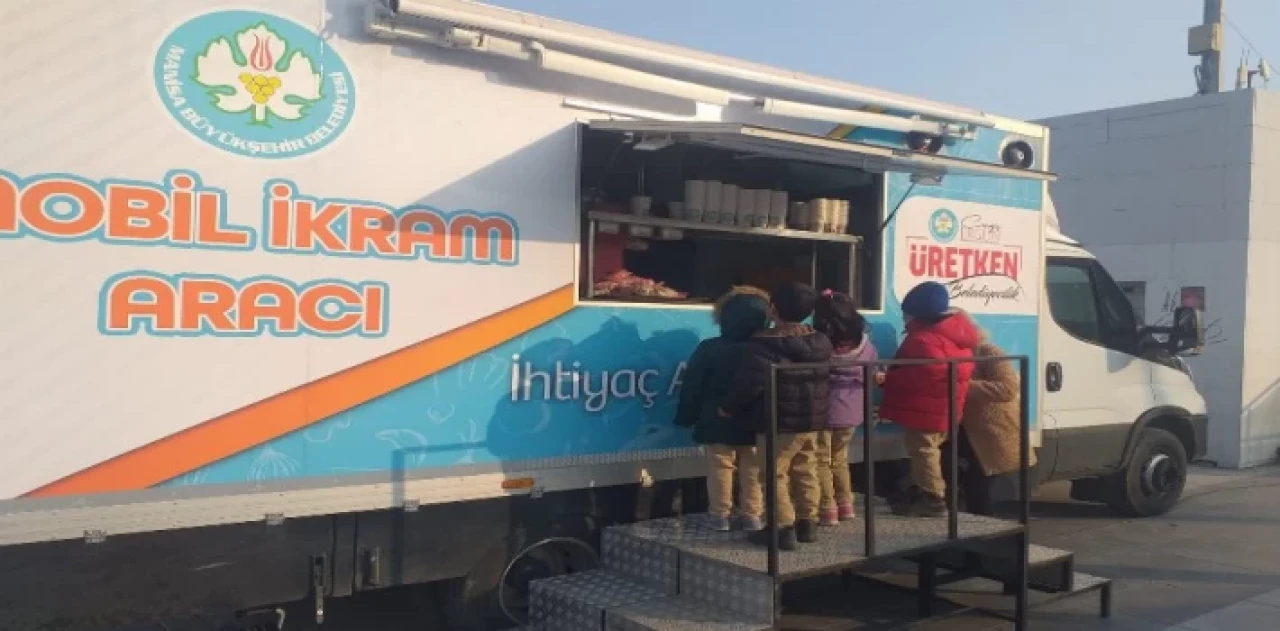 Manisa’da mobil ikram aracı öğrencilerin yanında