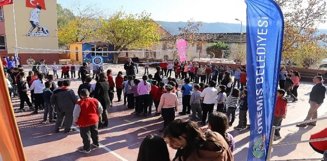 Ödemiş’te köy okulunda şenlik, köy meydanında sağlık taraması, kahvehanede bilgilendirme var