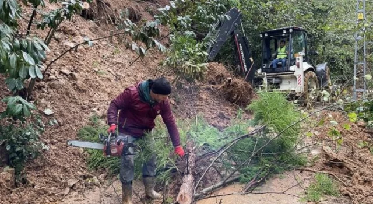 Rize'de yağış heyelana sebep oldu: 2 köy yolu ulaşıma kapandı