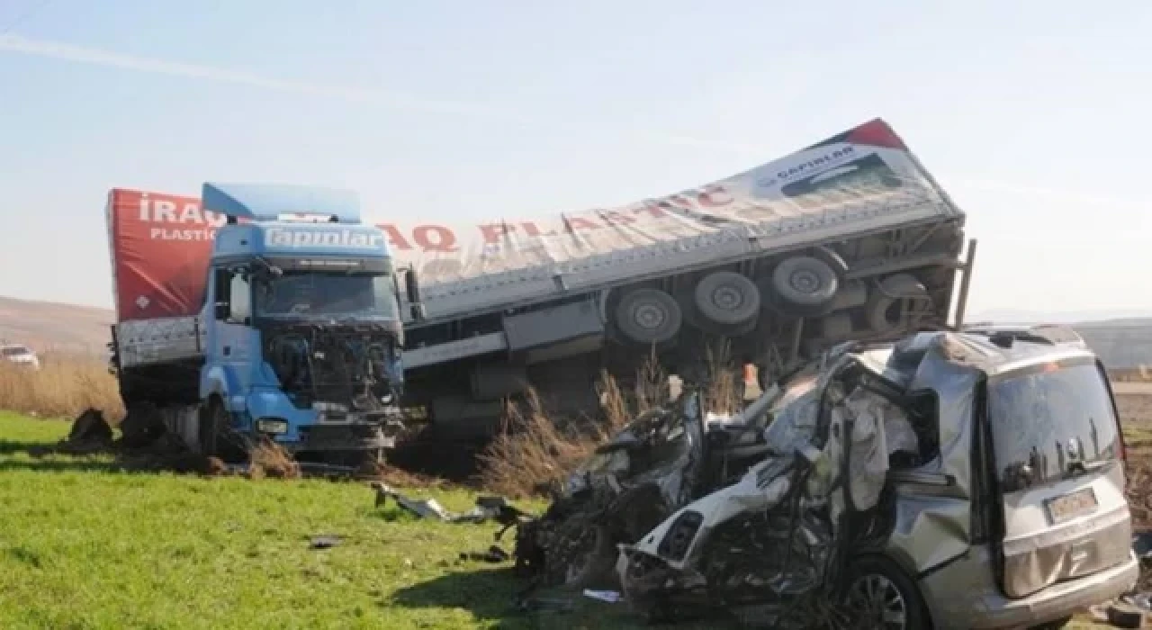 Şırnak'ta kamyonet ve TIR çarpıştı; 4 kişi hayatını kaybetti