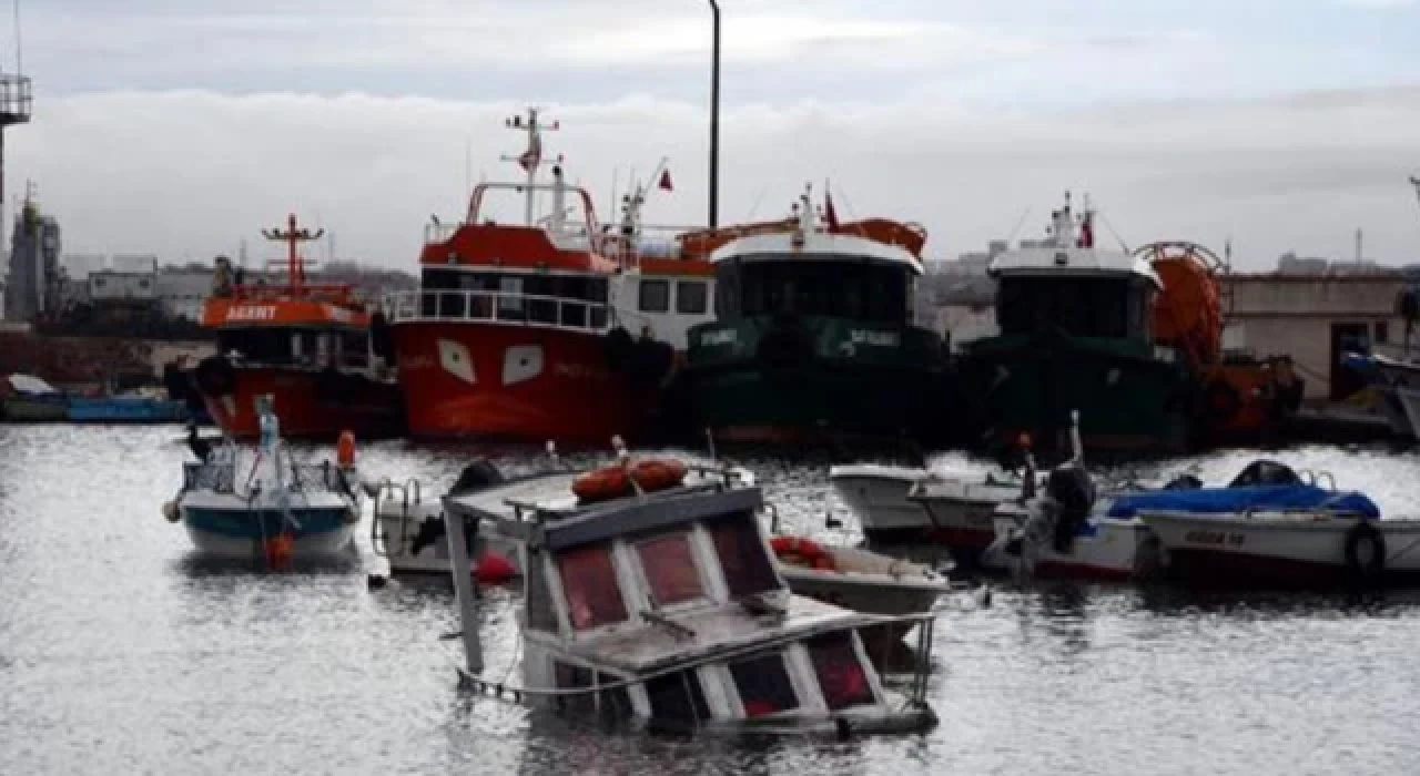 Tekirdağ'da kuvvetli rüzgar; eğitim uçuşları iptal, tekne battı