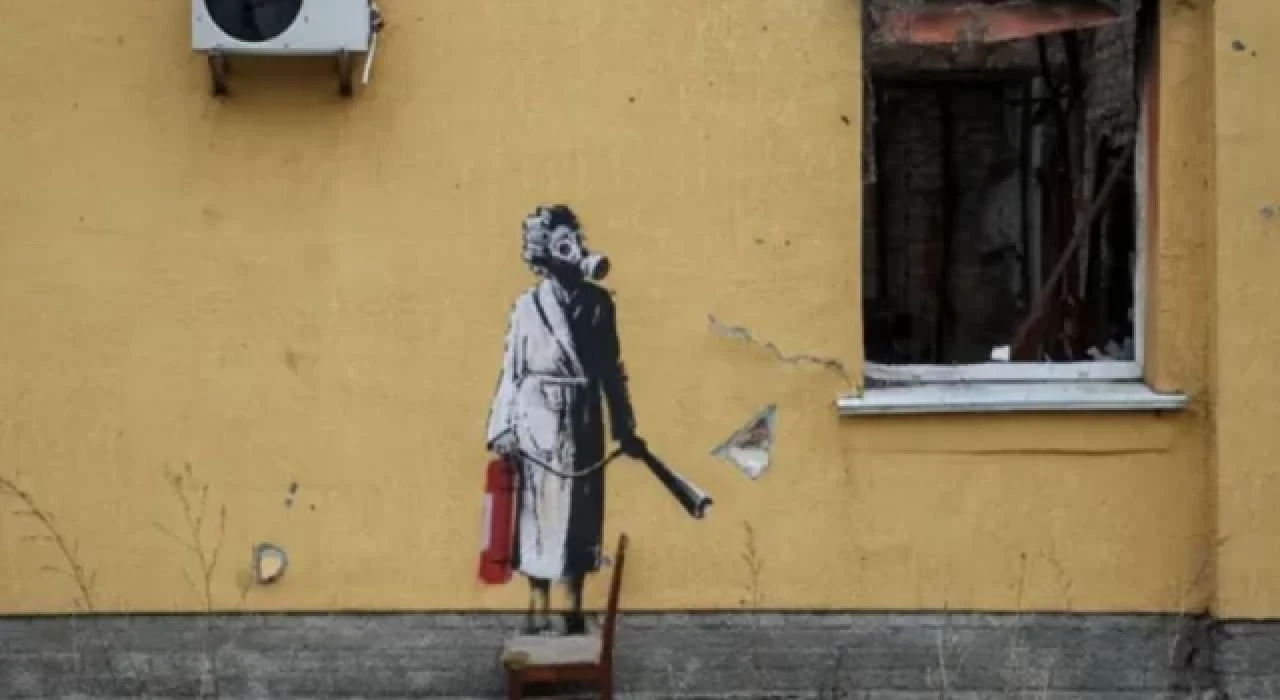 Ukrayna'da Banksy eserini duvarın dış cephesini keserek çalmaya çalıştılar