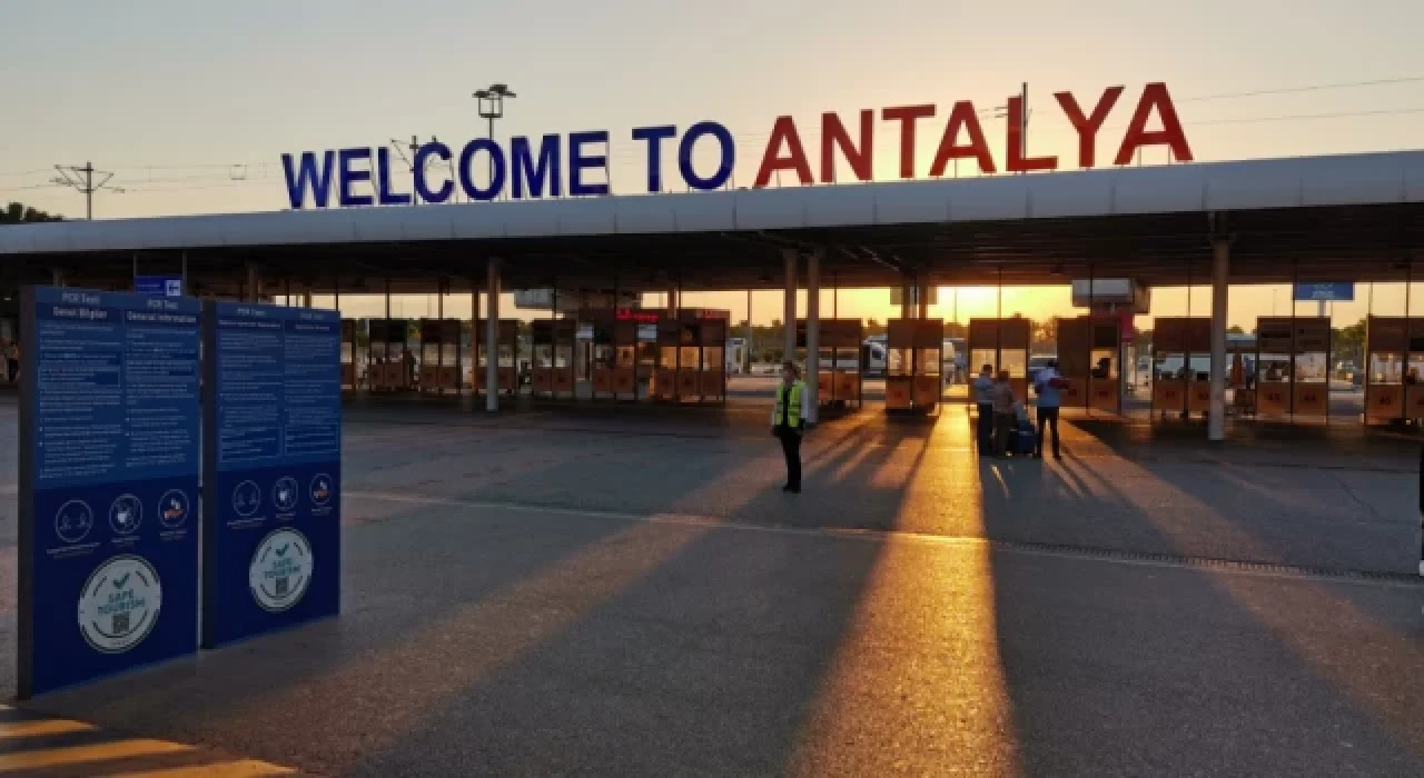 Antalya, 2022'de 13,5 milyon turist ağırladı