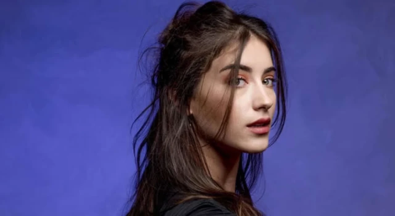 Hazal Kaya: Her hafta üç saat yayınlanan dizide oynamak da çalışmak da izlemek de zor yahu!