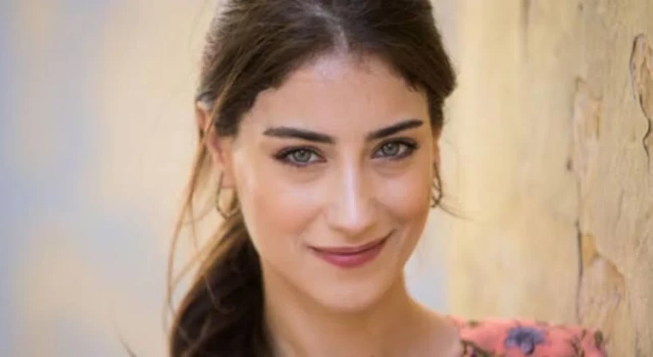 Hazal Kaya karnı burnunda poz verdi, hayranları çok beğendi