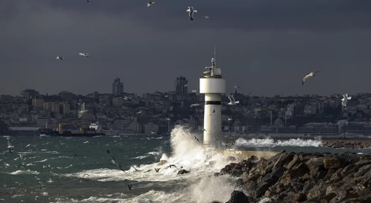 İstanbul'da lodos nedeniyle bazı vapur seferleri iptal edildi