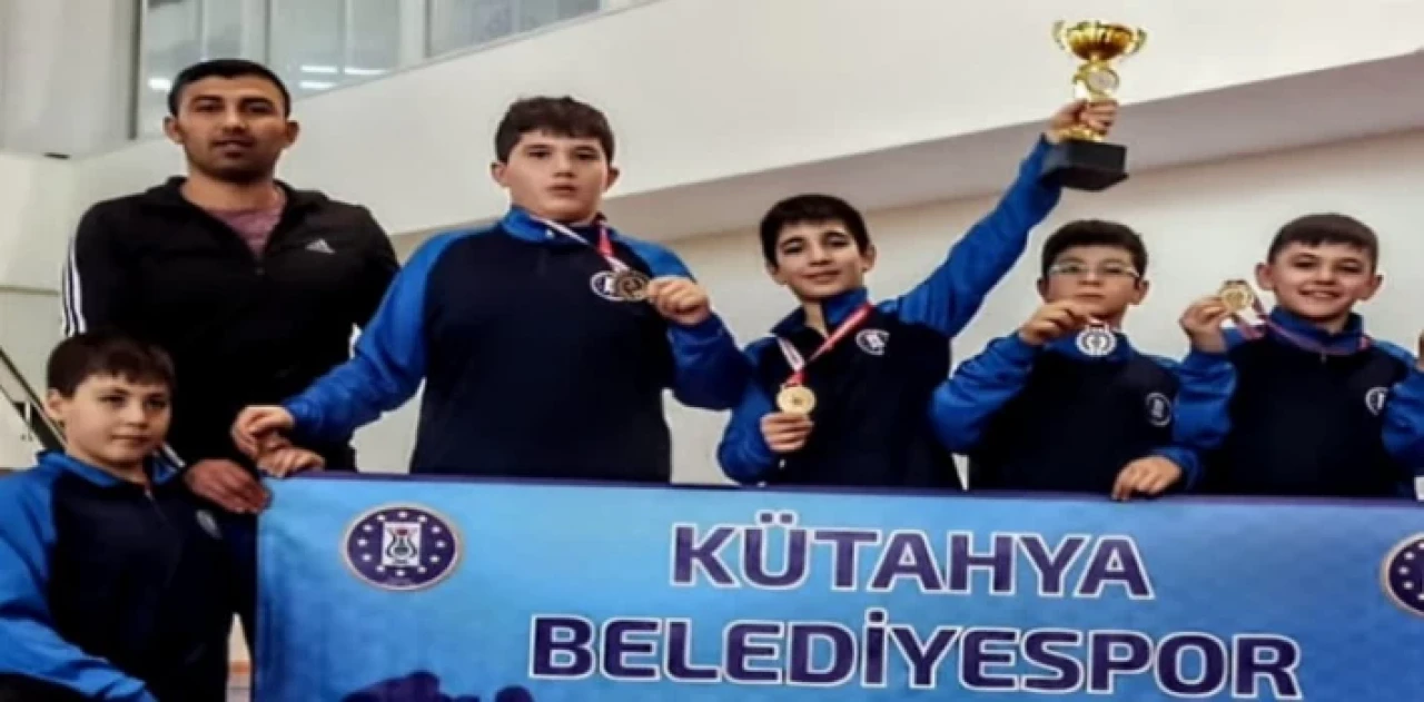 Kütahyalı güreşçiler Manisa’dan kupa ve madalyalarla döndü