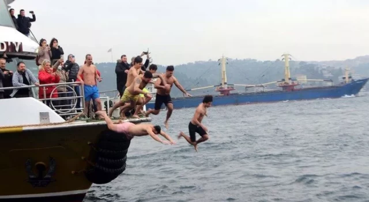 Ortaköy'deki haç çıkarma töreninde denize atladı, başından yaralandı