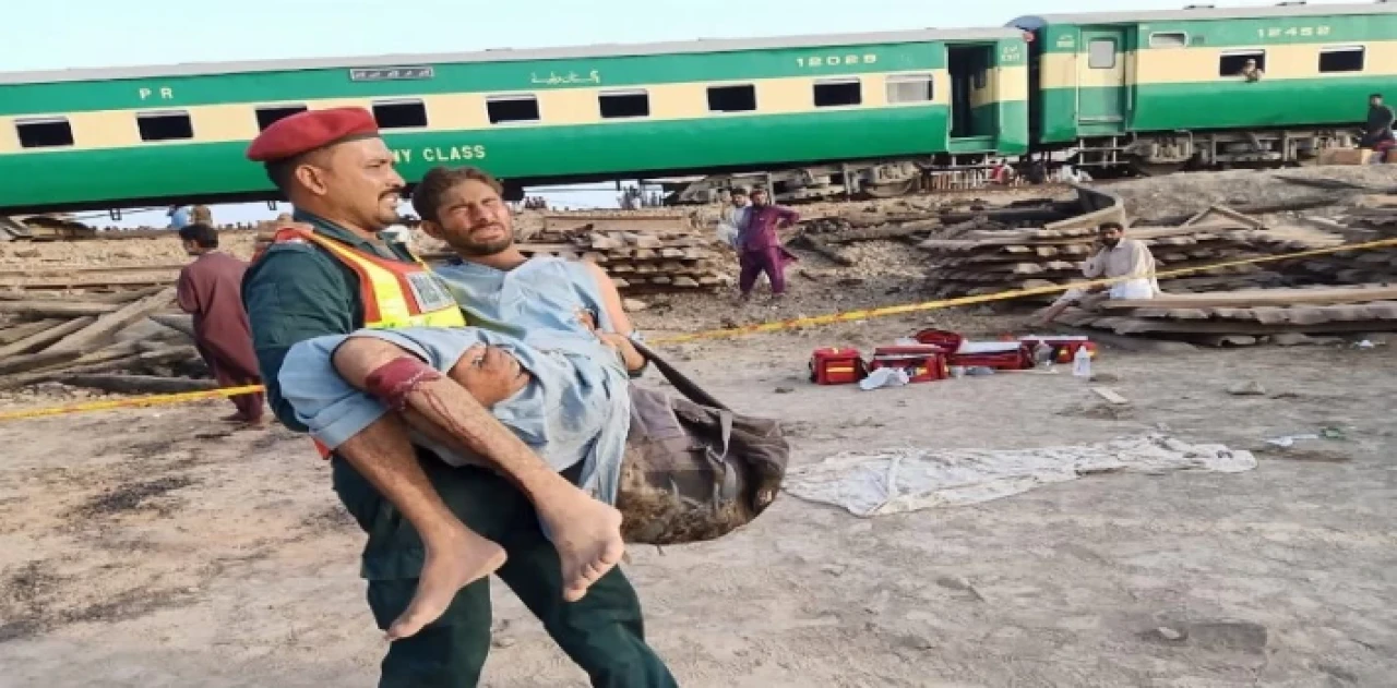 Pakistan’da bombalı saldırı! Tren raydan çıktı...