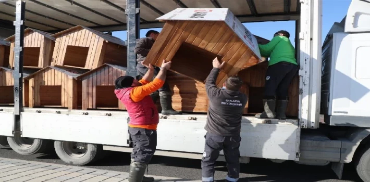 Sakarya’da hayvan bakımevine mama kabı ve kulübe desteği