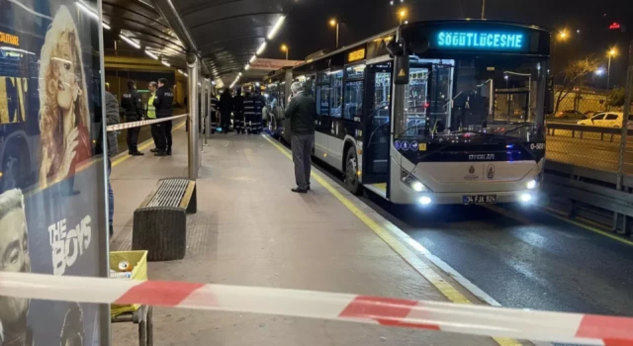 Sefaköy durağında metrobüsün altında kalan bir kişi hayatını kaybetti