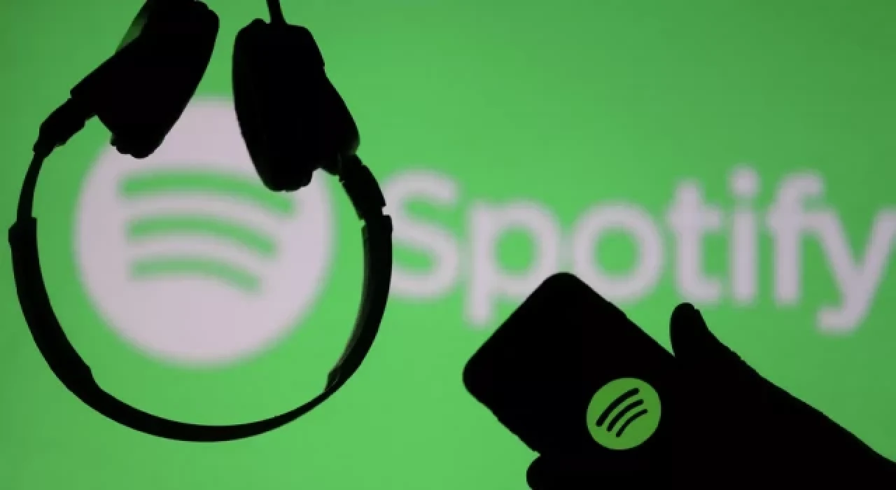 Spotify, 2022'de Türkiye'nin en çok dinlenen sanatçısı Uzi'nin albümünü yayından kaldırdı