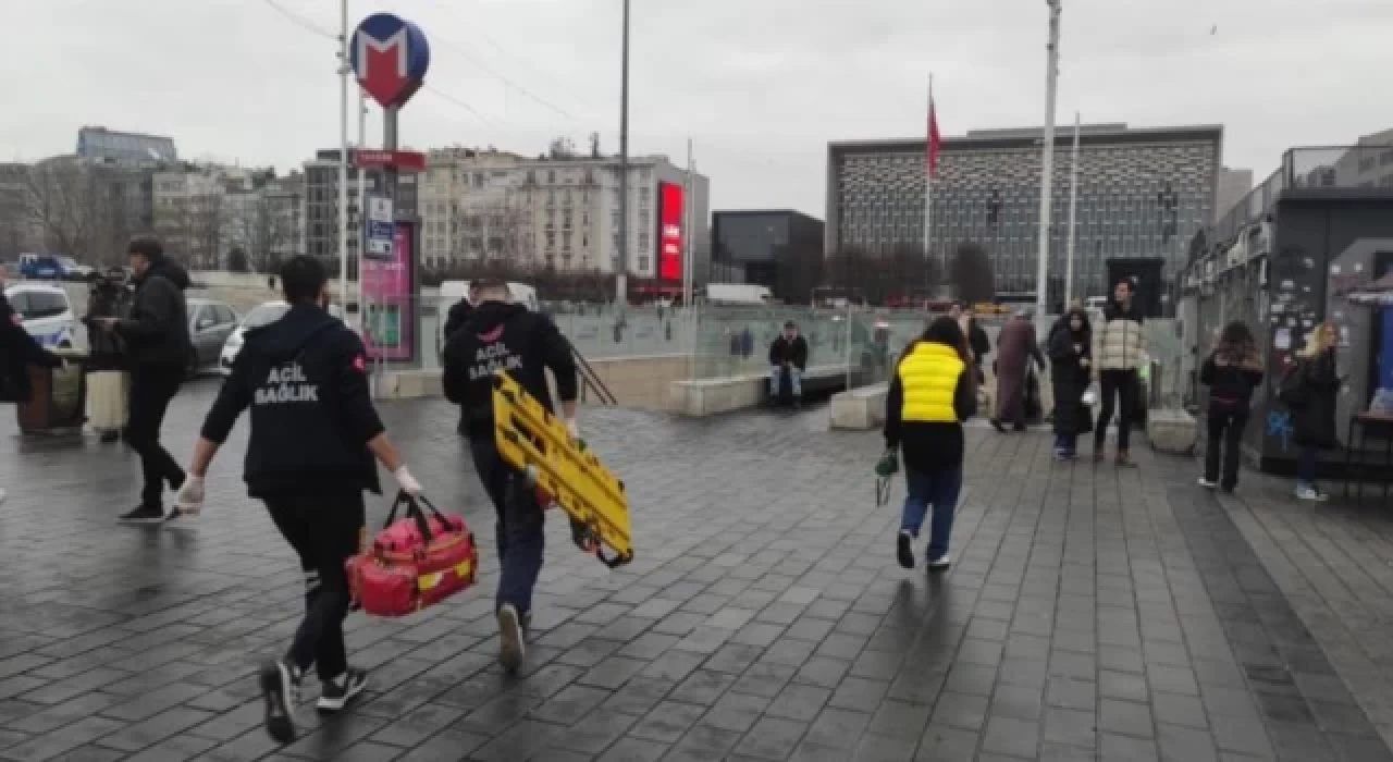 Taksim metrosunda yolcu raylara düştü: Seferler durdu