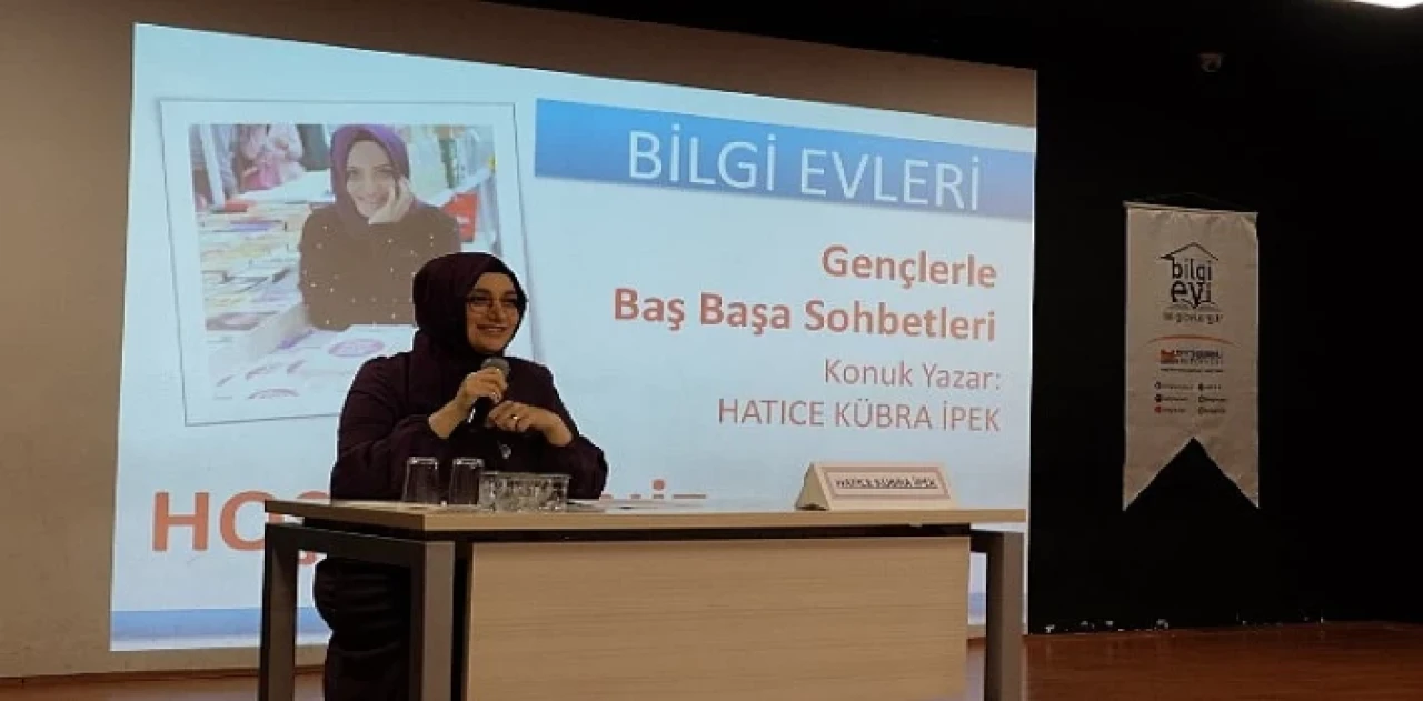 Yazar Hatice Kübra İpek Bilgi Evi Üyeleri’nin Sorularını Yanıtladı