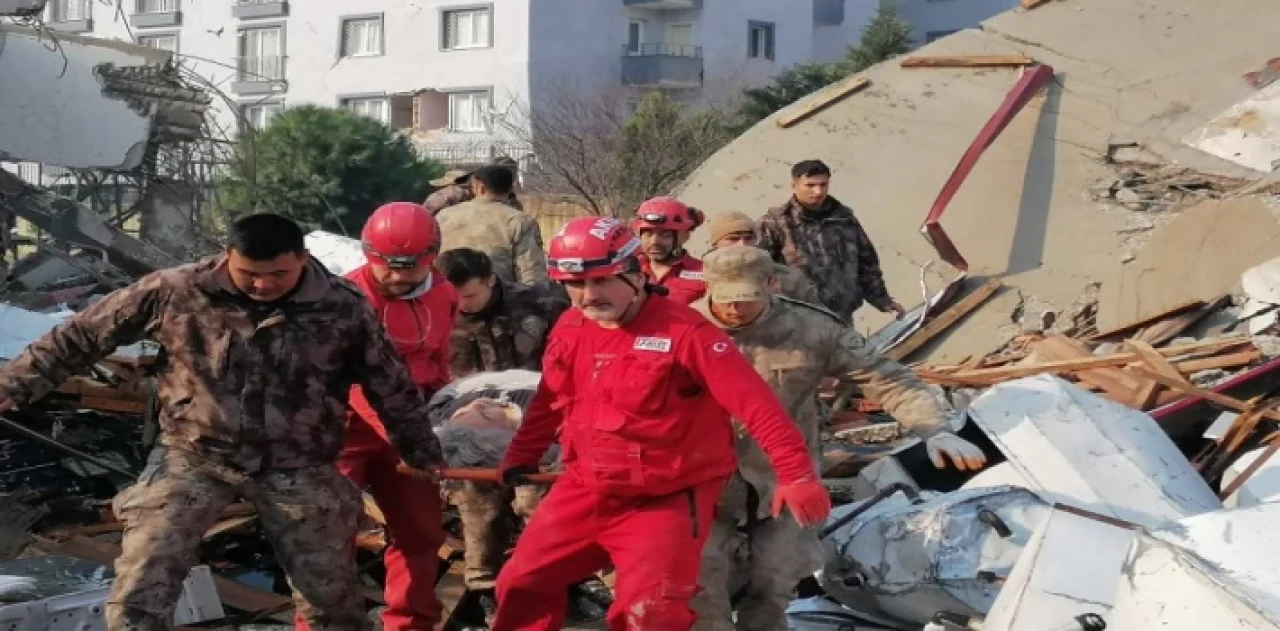 AKUT 5 günde 151’i sağ 331 kişiye tahliye etti... Enkazlardaki hayatlar için kritik saatler