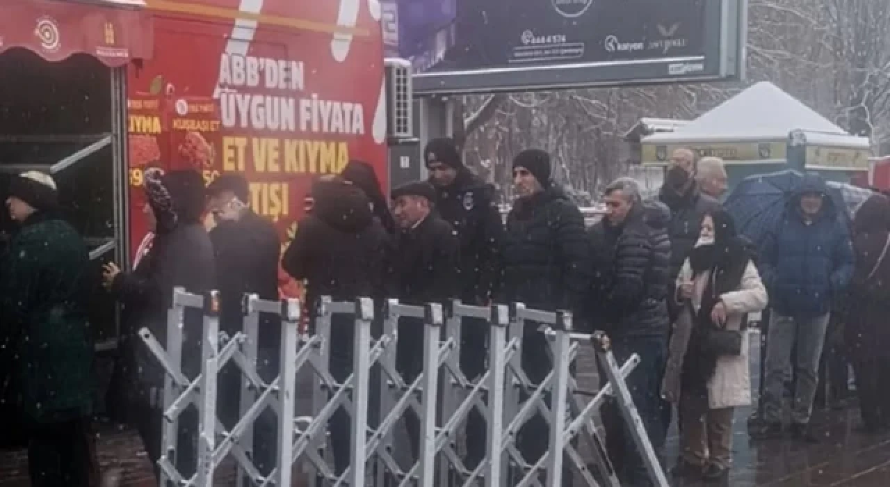 Ankaralılar dondurucu soğukta ucuz et kuyruğuna girdi