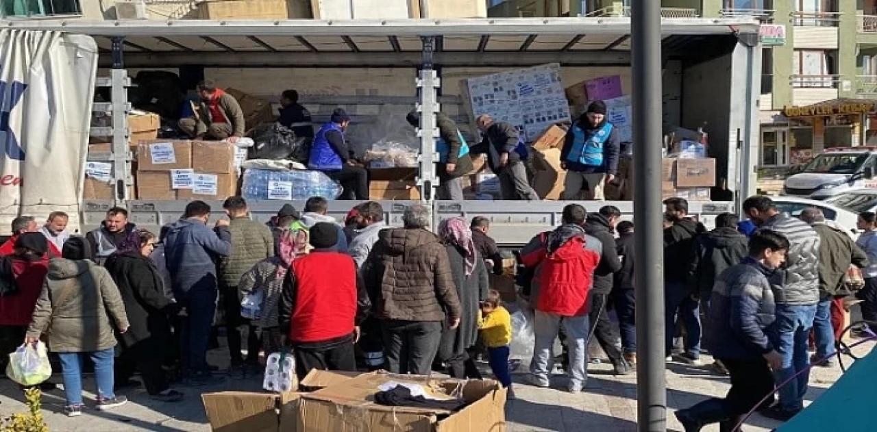 Antalya Büyükşehir Belediyesi’nin yardım tırları Hatay’a ulaştı