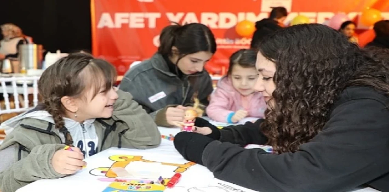 Antalya’daki depremzedeler ihtiyaçlarını Cam Piramit Afet Merkezi’nden temin ediyor