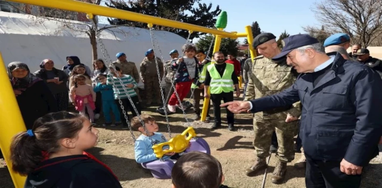 Bakan Akar’dan çocuklara moral ziyareti