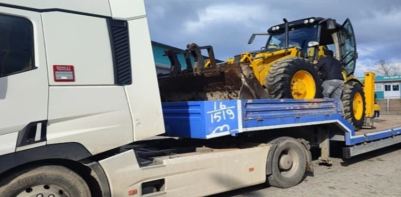 Bergama Belediyesi deprem bölgesine iş makinesi ve personel gönderdi