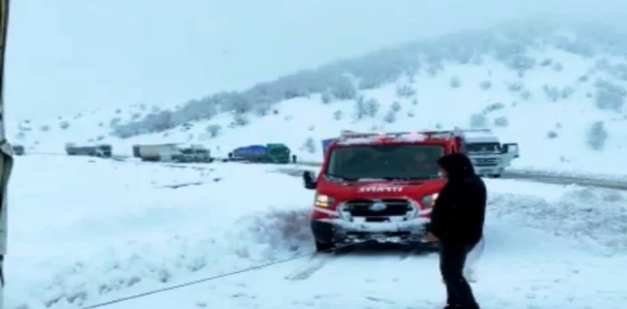 Bingöl’de yolda kalanların imdadına yetişti