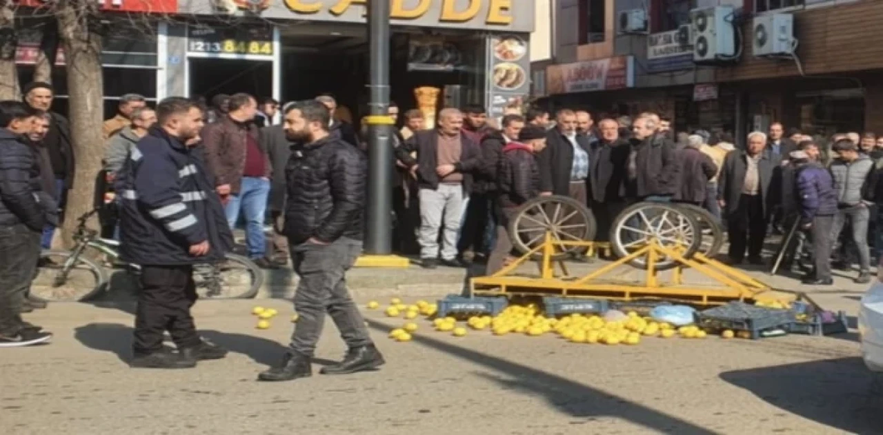 Bingöl’e Zabıta’ya sinirlendi, tezgahını devirdi!