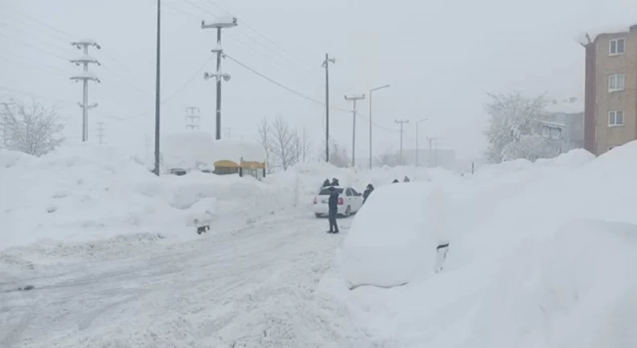 Bitlis'te kar 3 metreyi aştı, yüzlerce köy ulaşıma kapandı