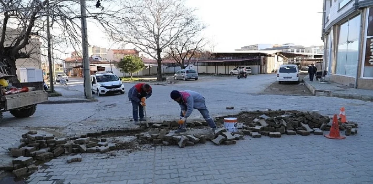 Burhaniye’de Yol Yenileme Çalışmaları Devam Ediyor