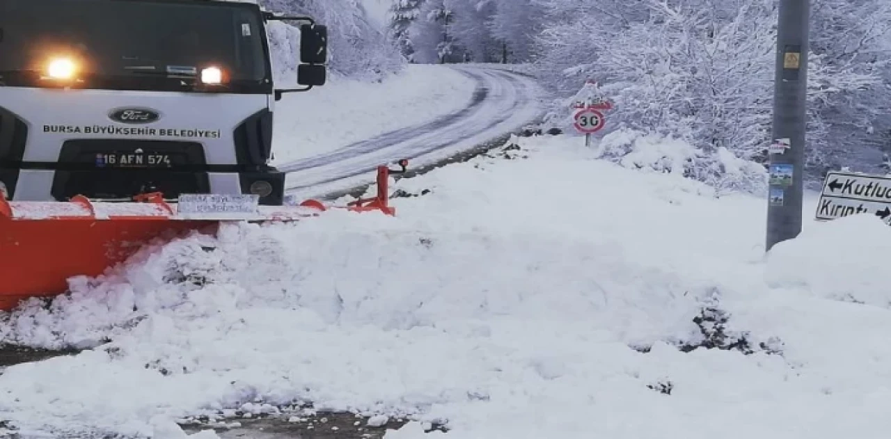 Bursa’da karlı yollarda yoğun çalışma