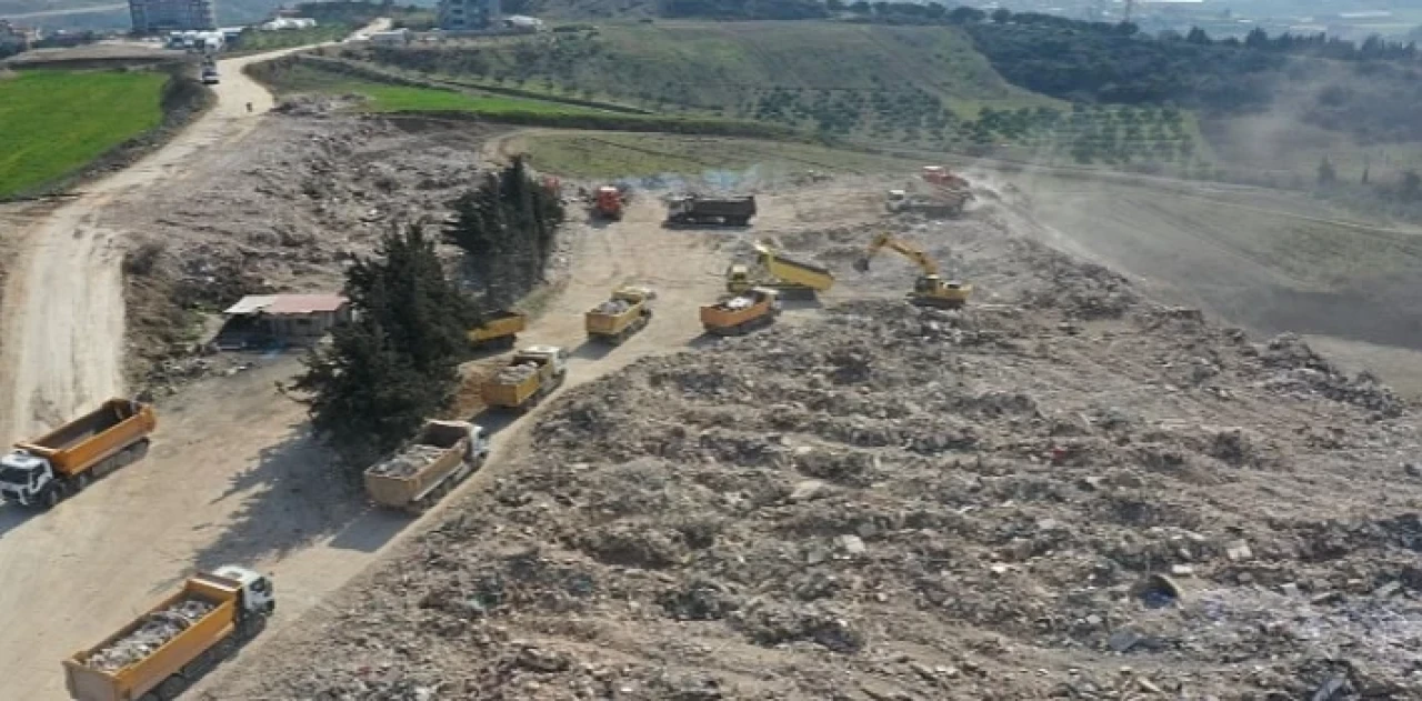 Büyükşehir, Hatay Defne’de enkaz kaldırma çalışması yapıyor