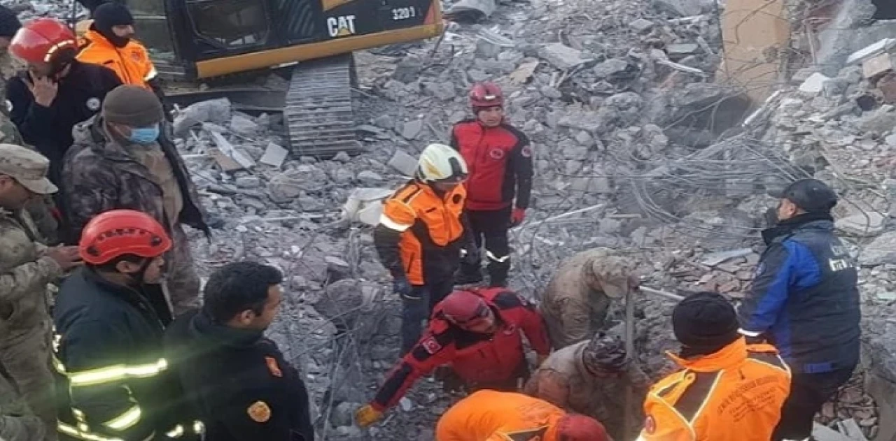 ÇAK Ekibi Deprem Bölgesinde Arama Kurtarma Çalışmalarını Sürdürüyor