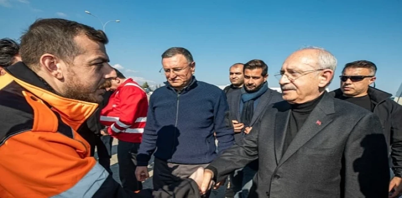 CHP lideri Kılıçdaroğlu, İzmir Büyükşehir’in Hatay’daki koordinasyon merkezini ziyaret etti