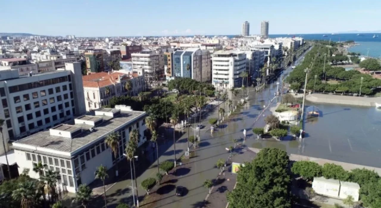 Deprem sonrası deniz seviyesi yükselen İskenderun'da binalar, iş yerleri boşaltıldı