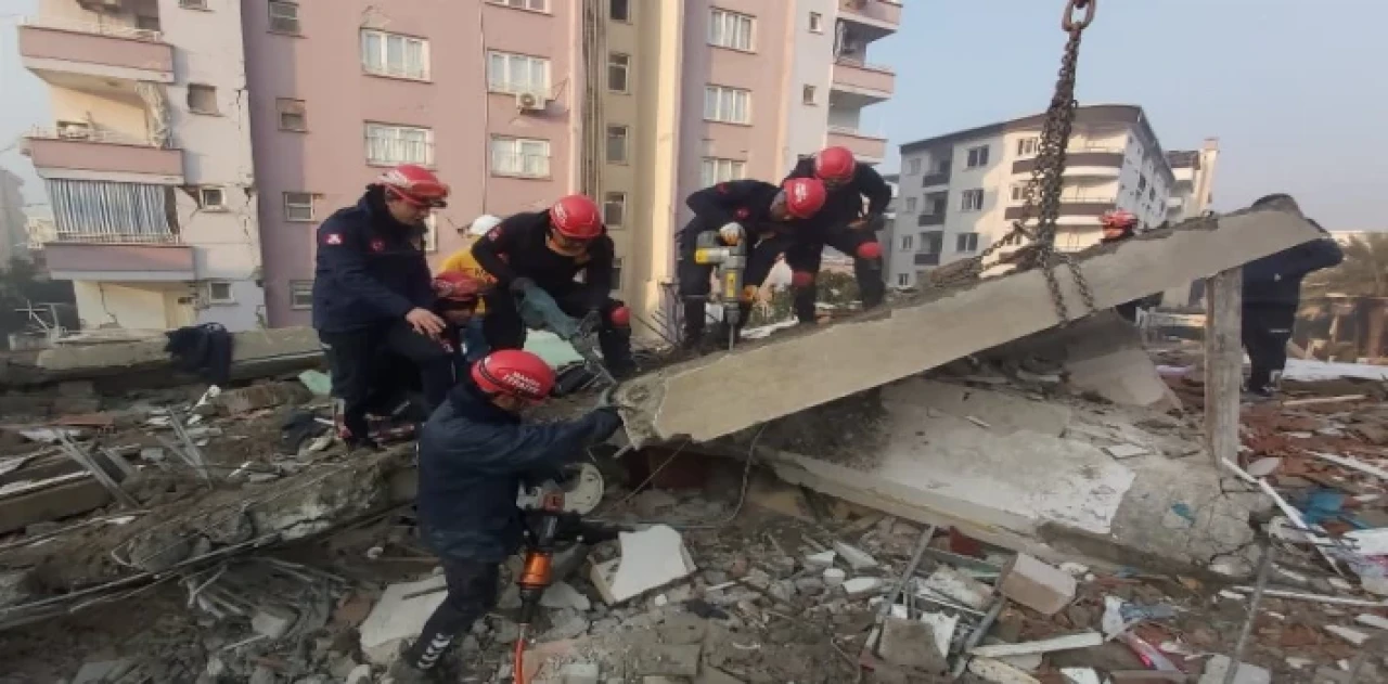 Depremin 4. gününde can kaybı 12 bin 873’e yükseldi