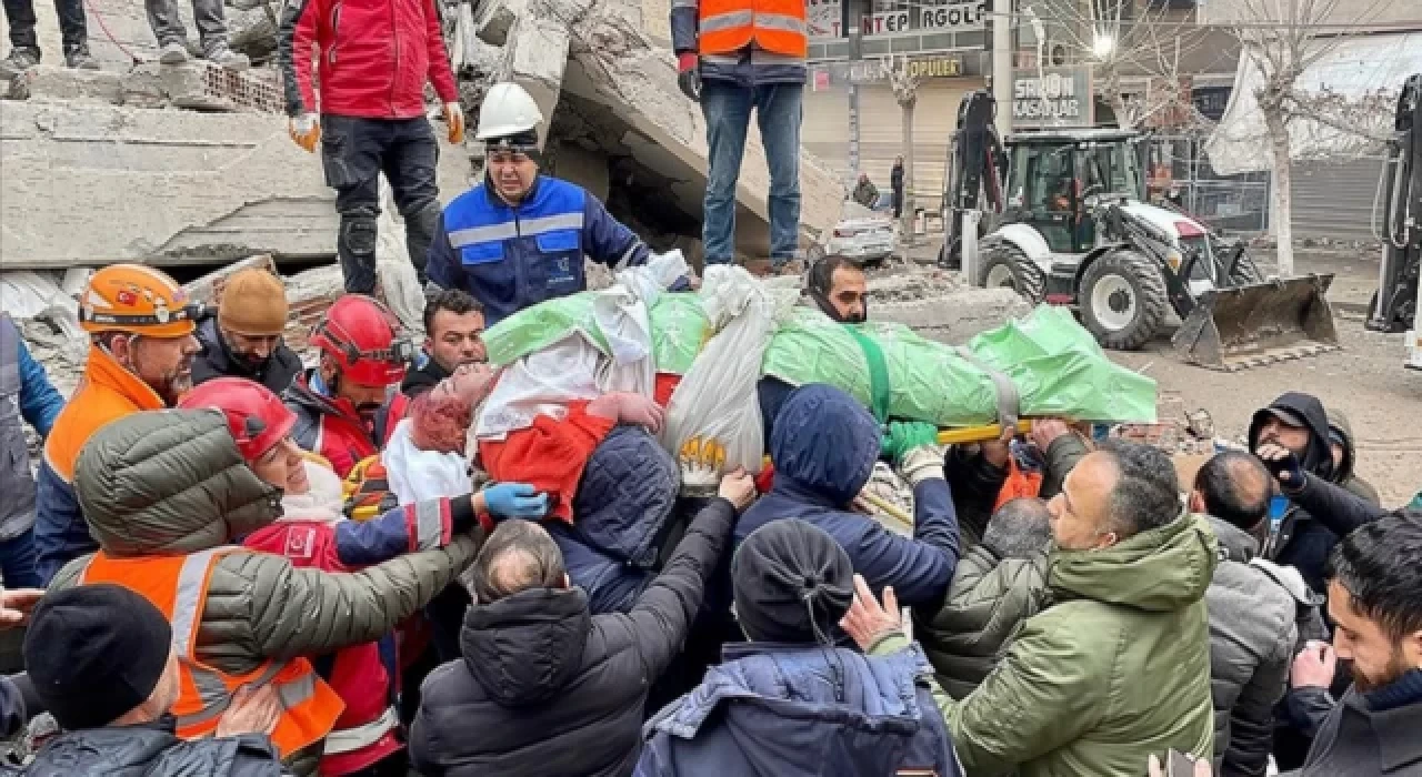 Diyarbakır'da yıkılan binanın enkazından 28 saat sonra bir kadın kurtarıldı