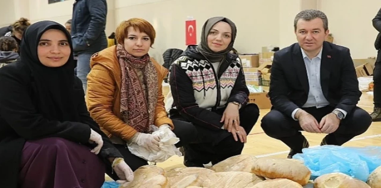 Eli öpülesi analar depremzedeler için Bergama’da ekmek pişiriyor