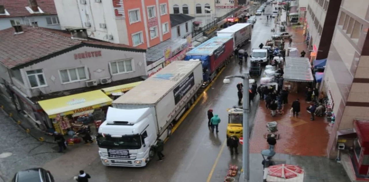 Gölcük’ten 3 tır dolusu yardım malzemesi yola çıktı